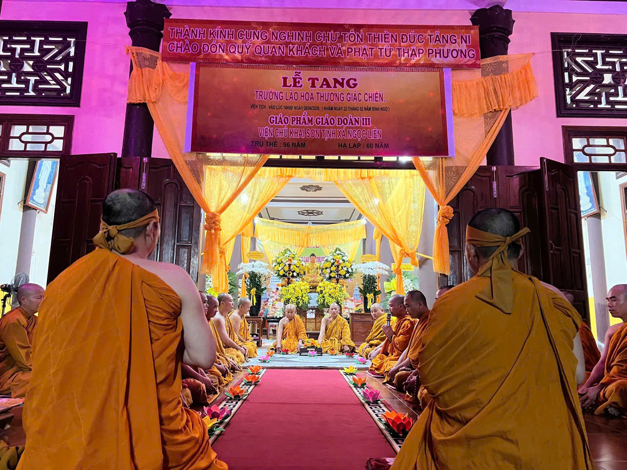 An Nhơn Đông: Thắp nến cầu nguyện “cảm niệm ân sư” Trưởng lão Thích Giác Chiến